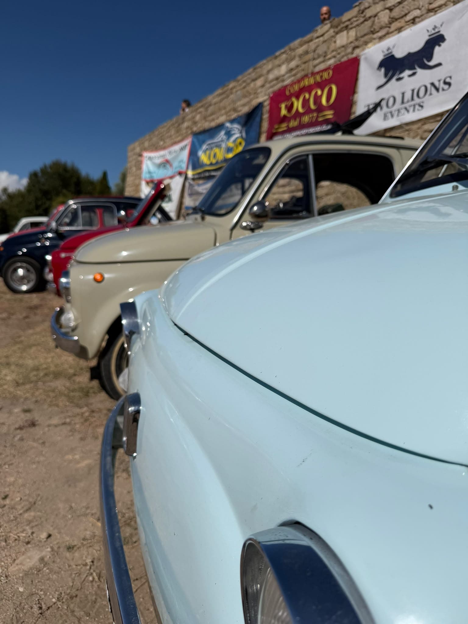 Vintage Fiat 500 cars and Two Lions Events banner at the III Ducato di Mandas Rally